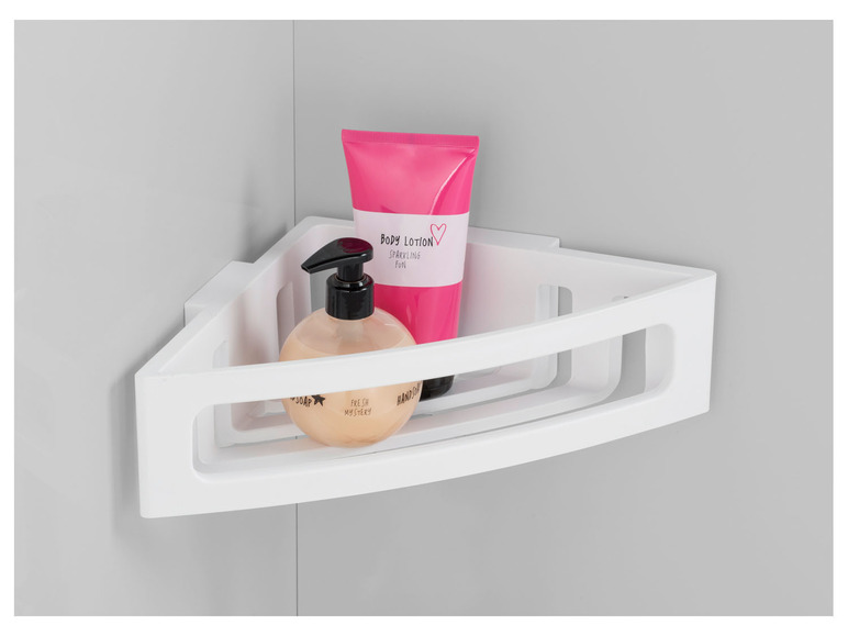 Een witte hoekplank met bodylotion en handzeep.