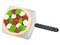 Pizza jouet avec garnitures sur une pelle à pizza.