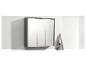 Une armoire de salle de bain miroir à trois portes, de couleur gris foncé.