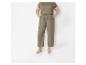 Kaki blouse en wijde broek, sandalen met hakken.