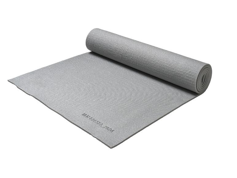 Grijze yoga- of oefenmat, gedeeltelijk opgerold, met een gestructureerd oppervlak.