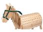Un cheval en bois jouet avec un licol vert et une crinière en corde.