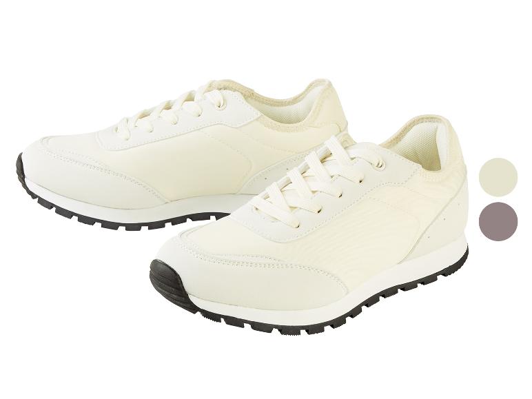 Twee paar witte sneakers met zwarte zolen.