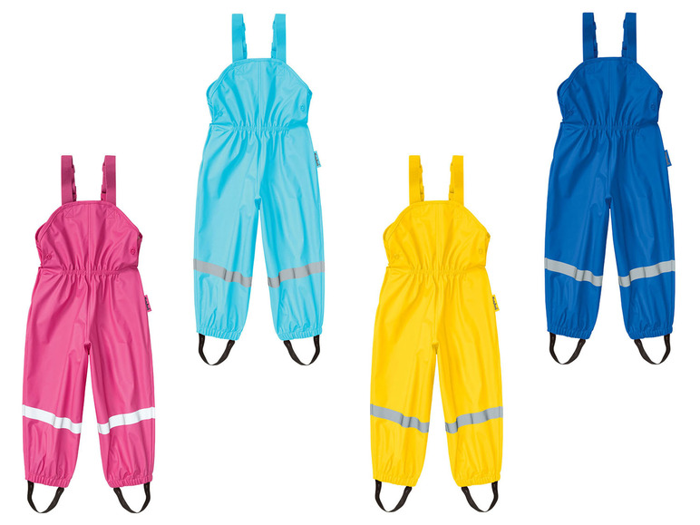 Quatre paires de pantalons imperméables de différentes couleurs pour enfants.