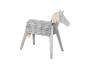 Grijs houten paard met lichte manen en staart, voor kinderen.