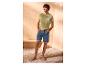 Man in een groen 'summer wave' T-shirt en denim shorts.