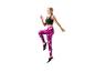 Femme en haut noir et leggings d'entraînement roses, sautant