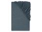 Drap-housse gris foncé avec élastique aux coins.