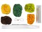 Pelotes de laine de différentes couleurs, crochet, aiguille et bâtonnets pour loisirs créatifs.