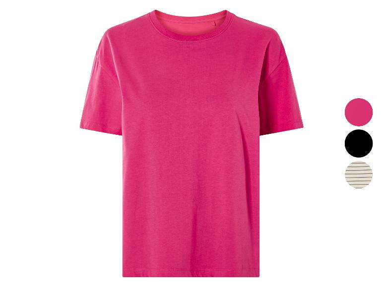 Un t-shirt rose à manches courtes.