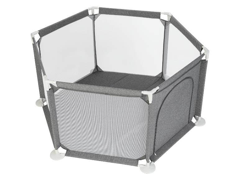 Een grijs babyhek met mesh-panelen.