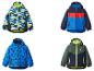 Vier kinderjassen: één met camouflageprint, één rood en blauw, één met dinosaurussen en één groen en marineblauw.