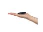 Een zwarte speelgoedauto rustend op een open handpalm.