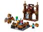 Ensemble de blocs de construction avec figurines, dont un grand monstre, un poulet, un zombie et deux personnages humains, et des structures.