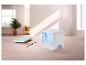 Refroidisseur d'air portable avec lumière bleue sur un bureau en bois avec cahiers et stylos