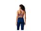 Femme en brassière de sport violette et pantalon bleu, vue de dos.