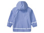 Een blauwe regenjas met capuchon voor kinderen.