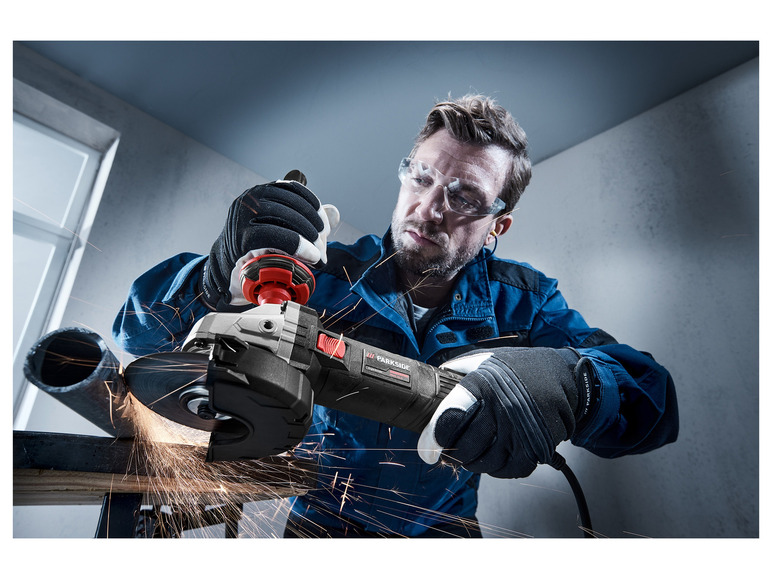 Een man gebruikt een Parkside-slijpmachine om metaal te bewerken.