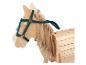 Un cheval en bois jouet avec un licol en corde verte.