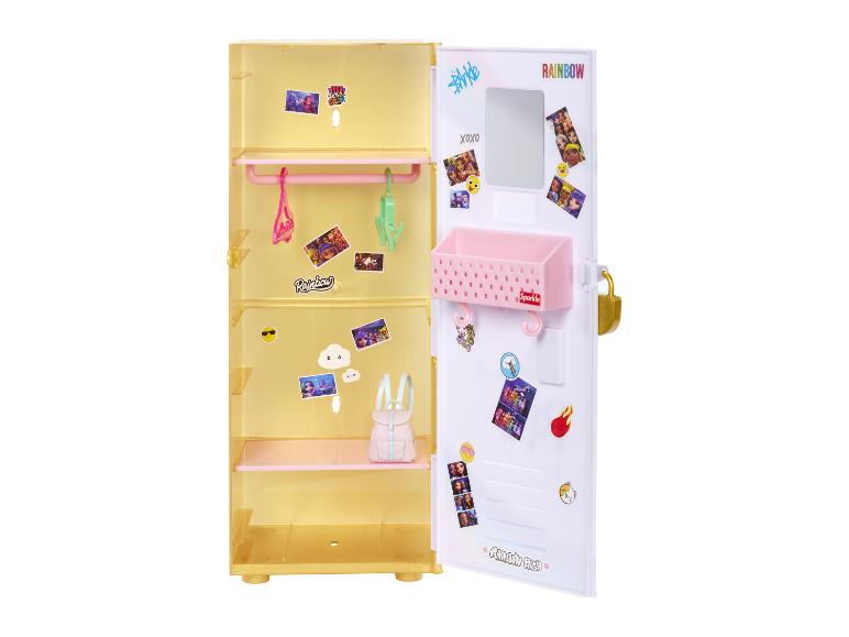 Armoire-jouet jaune ouverte avec étagères roses, cintres et porte avec miroir et autocollants.