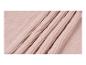Gros plan d'un tissu mousseline rose pâle doux avec une texture visible et de légers plis.