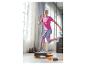 Femme en t-shirt de sport rose et step noir-orange s'entraînant