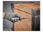 Main gantée utilisant un tournevis à percussion sur une boîte en bois
