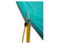 Détail d'une tente bleue avec un poteau jaune et une corde.