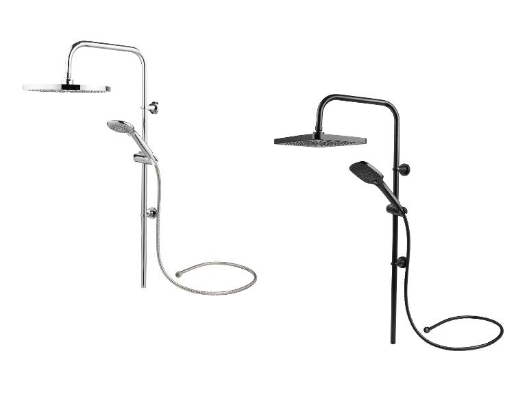 Deux systèmes de douche, un chromé et un noir mat, avec pommeau de douche et douchette.