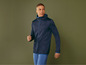 Homme portant un sweat-shirt à capuche bleu marine avec des détails bleus.