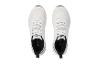 Une paire de chaussures de sport blanches avec des détails noirs, vues du dessus.