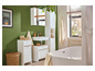 Badkamer met witte wastafel, spiegelkast en bad.