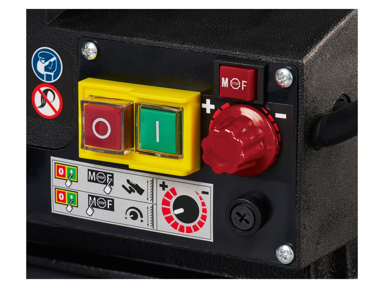 Besturingspaneel van een machine met knoppen, een draaiknop en veiligheidsinstructies.