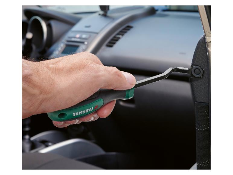 Hand gebruikt een Parkside-gereedschap om een auto-onderdeel te verwijderen.