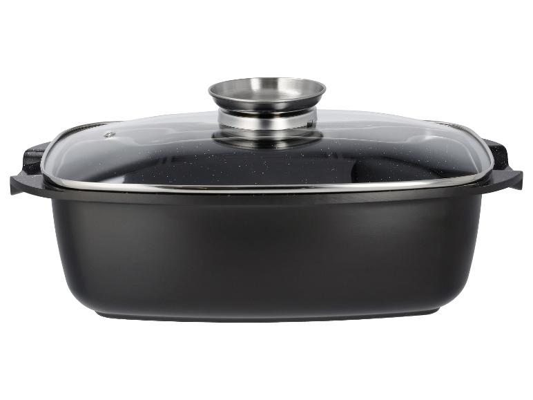 Zwarte rechthoekige braadpan met glazen deksel en metalen handvatten