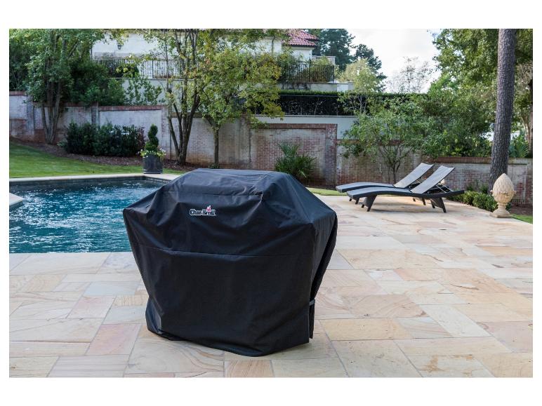 Couverture de barbecue Char-Broil près d'une piscine.