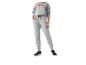Grijze hoodie en joggingbroek; sportoutfit.