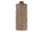Een beige gewatteerde vest zonder mouwen.