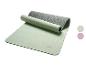 Tapis de yoga CRIVIT vert clair et gris, partiellement roulé, avec échantillons de couleur.