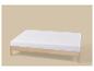 Een licht houten bedframe met een wit matras op een beige achtergrond.