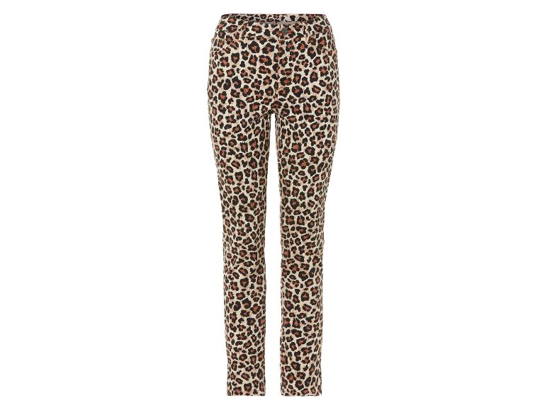 Een paar damesjeans met een luipaardprint.