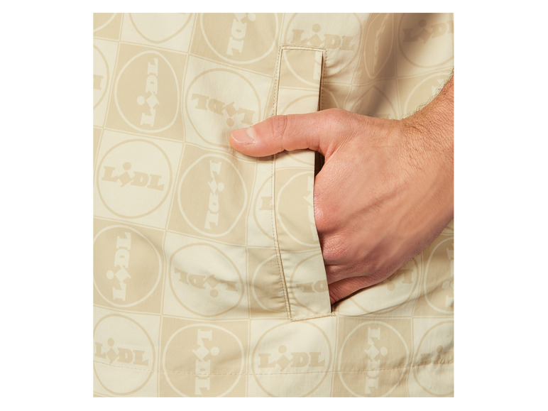 Een beige kledingstuk met een zak en een herhalend Lidl-logo.