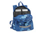 Een blauwe rugzak met camouflageprint, opengeklapt met een laptop erin