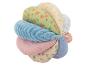 Balle en tissu doux et coloré avec motifs de fruits et textures variées.