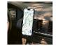 Support de téléphone de voiture avec un téléphone affichant une carte de navigation.