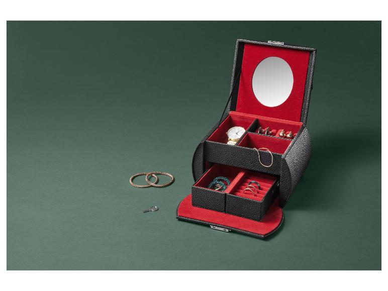 Een zwarte juwelendoos met een spiegel, gevuld met sieraden, waaronder een horloge.