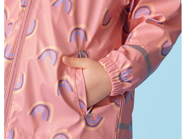 Een roze regenjas met regenboogprint.