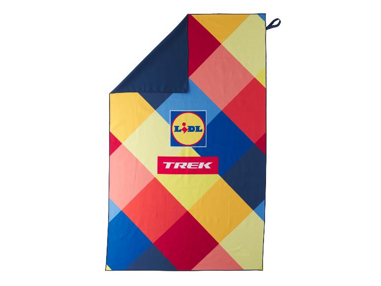 Kleurrijke strandhanddoek met geometrische patronen en logo's