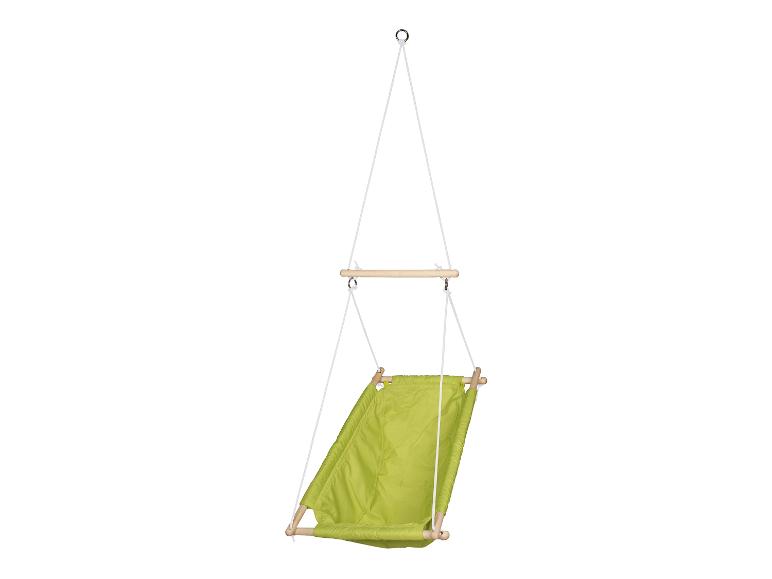 Groene hangschommel met houten stangen en witte touwen