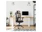Ergonomische bureaustoel met mesh in een modern thuiskantoor.